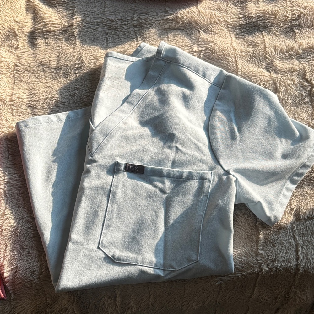 Light blue figs top small